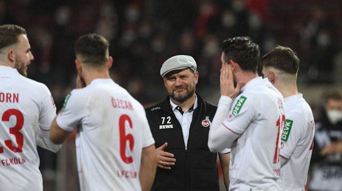 FC-Trainer Steffen Baumgart zeigte sich nach dem Sieg gegen den VfB Stuttgart bestens gelaunt – umringt von Jannes Horn, Salih Özcan, Mark Uth und Jan Thielmann.