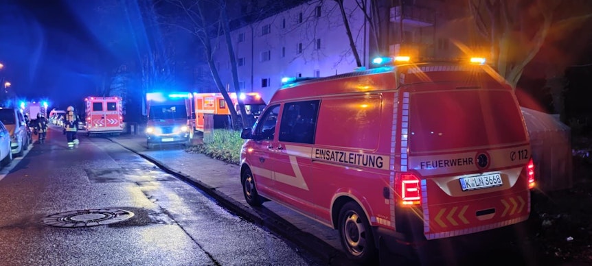 Die Feuerwehr war mit mehrere Einsatztrupps bei dem Brand in Köln-Eil.