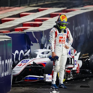 Mick Schumacher steht vor seinem demolierten Auto.
