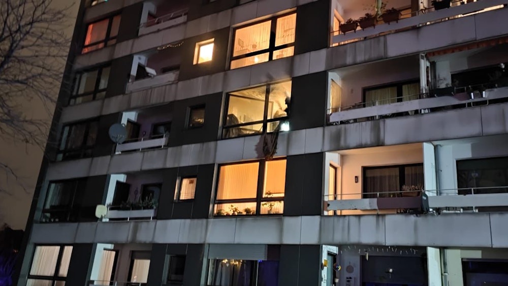 Bei einem Feuer in Köln-Eil wurde eine Person in ihrer Wohnung eingeschlossen.