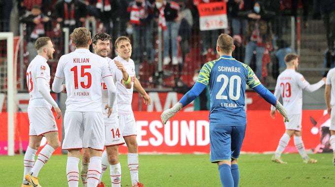 Luca Kilian, Jonas Hector, Marvin Schwäbe und Co. herzen sich nach dem FC-Sieg gegen den VfB Stuttgart.