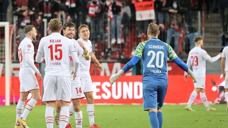 Luca Kilian, Jonas Hector, Marvin Schwäbe und Co. herzen sich nach dem FC-Sieg gegen den VfB Stuttgart.