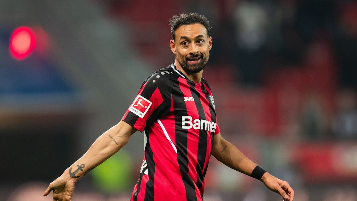 Leverkusens Karim Bellarabi reagiert während der Partie.