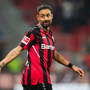 Leverkusens Karim Bellarabi reagiert während der Partie.