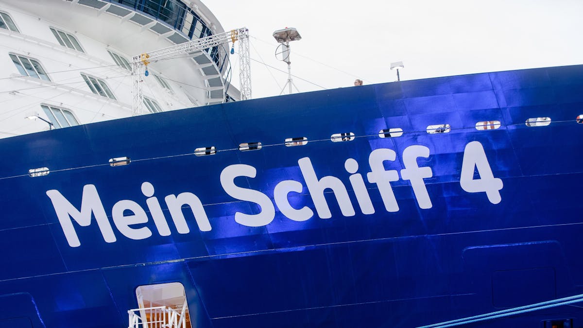 300 Passagiere mussten das Tui-Cruises Kreuzfahrtschiff aufgrund von Corona verlassen. Unser Foto zeigt die Taufe von „Mein Schiff 4“ 2015 in Kiel.