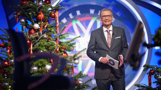 Günther Jauch im Weihnachts-Special von „Wer wird Millionär“ am Montag (20. Dezember): Bei einer einfachen Weihnachtsfrage zu einem Kinderlied standen sowohl er als auch seine Kandidatin auf dem Schlauch.