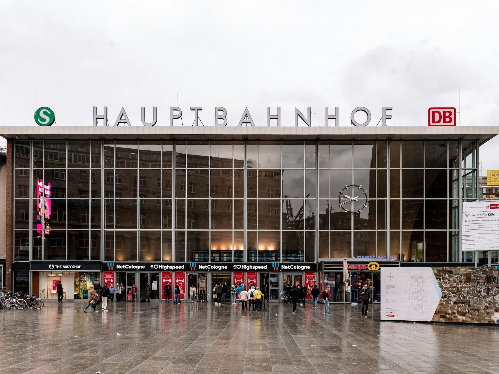 Köln:
Außenansicht des Kölner Hauptbahnhofs und der defekten Bahnhofsuhr auf der Glasfront.