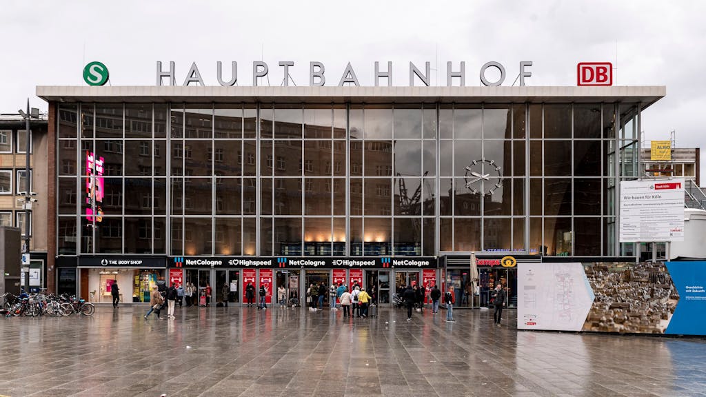 Köln:
Außenansicht des Kölner Hauptbahnhofs und der defekten Bahnhofsuhr auf der Glasfront.&nbsp;