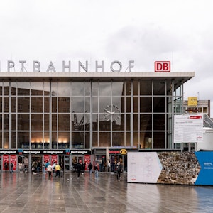 Köln: Außenansicht des Kölner Hauptbahnhofs und der defekten Bahnhofsuhr auf der Glasfront.