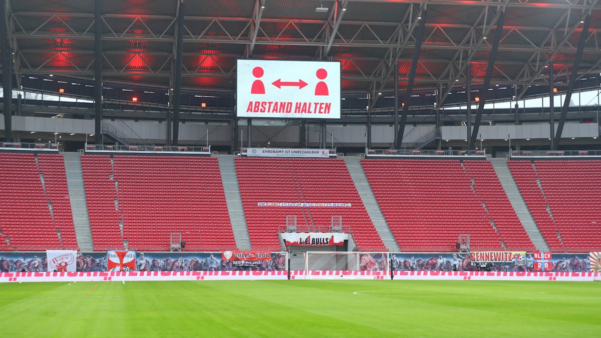Blick ins menschenleere Stadion von RB Leipzig 