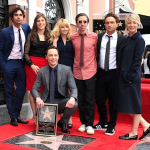 Jim Parsons (kniend) mit seinen Serienkollegen von „The Big Bang Theory“ Kunal Nayyar, Mayim Bialik, Melissa Rauch, Simon Helberg, Johnny Galecki, Kaley Cuoco (v.l.) am 11. März 2015 auf dem Walk of Fame in Hollywood.