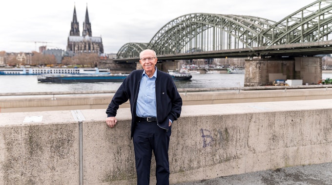 Reiner Calmund steht vor dem Hyatt-Hotel in Köln am Rhein-Ufer.