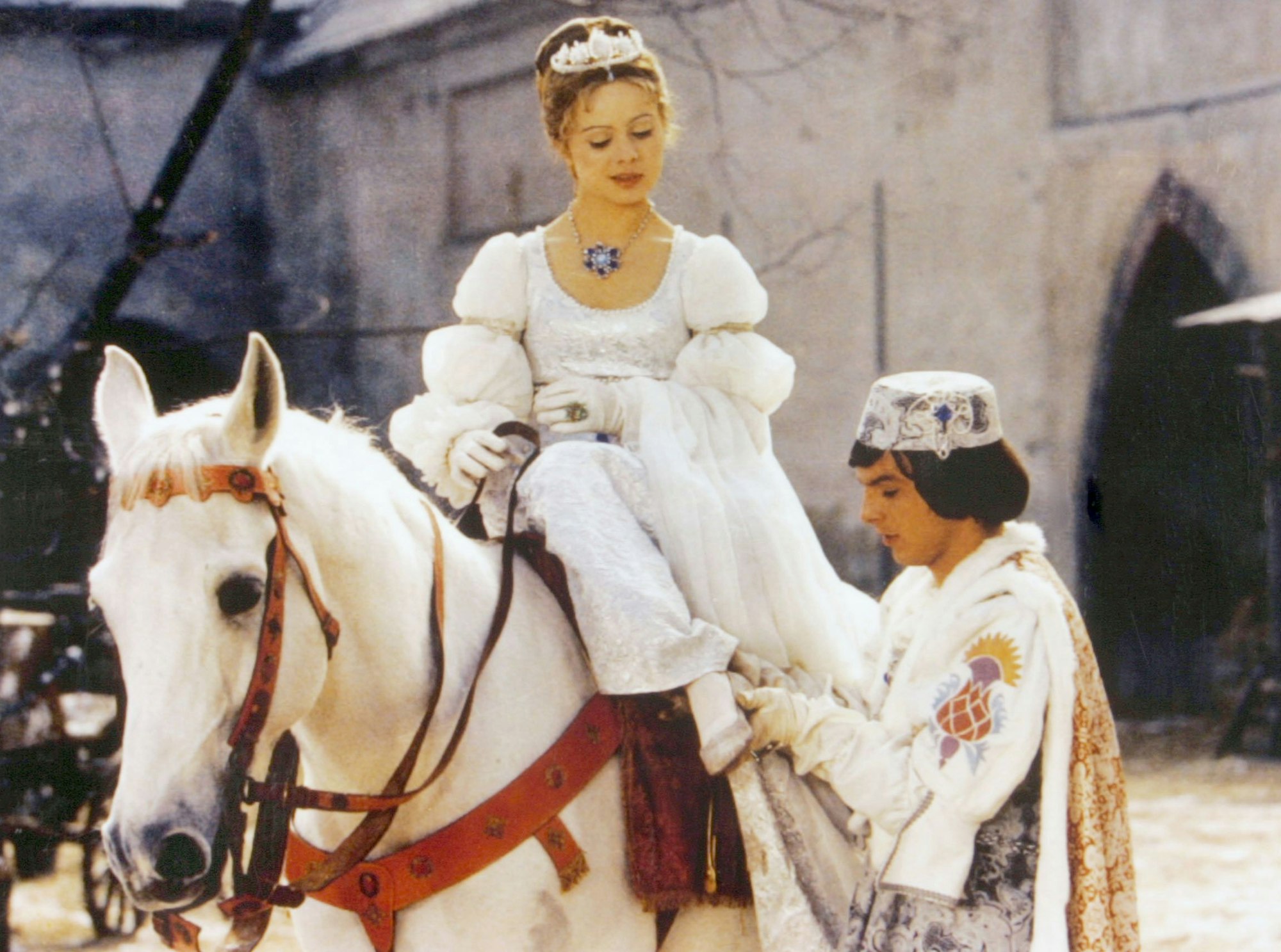 Der Prinz (Pavel Trávnícek) passt Aschenbrödel (Libuse Safránková) den verlorenen Schuh an in einer Szene aus „Drei Haselnüsse für Aschenbrödel“ .