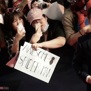 „Spider-Man“ wird nicht nur von Fans bewundert: Tom Holland (ganz rechts) hat sich in seine Filmpartnerin Zendaya verliebt. Unser Bild zeigt ihn 2017 in Südkorea.