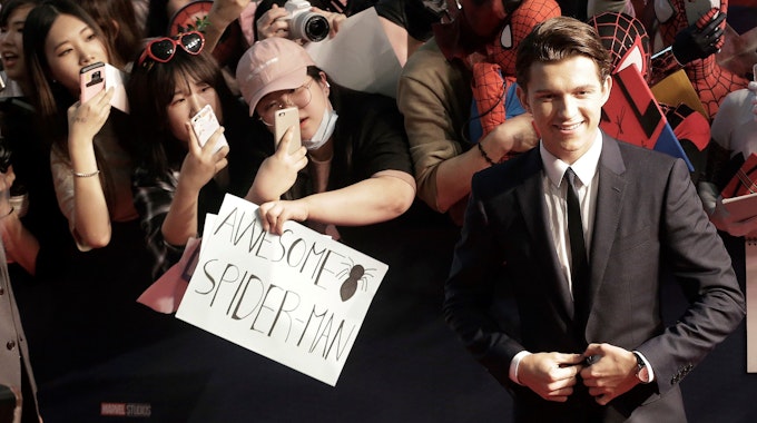 „Spider-Man“ wird nicht nur von Fans bewundert: Tom Holland (ganz rechts) hat sich in seine Filmpartnerin Zendaya verliebt. Unser Bild zeigt ihn 2017 in Südkorea.