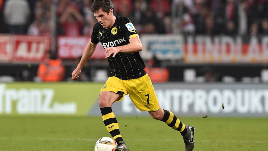 Jonas Hofmann, heute Borussia Mönchengladbach, als Spieler von Borussia Dortmund am 19. Dezember 2015 im Duell mit dem 1. FC Köln beim Sprint mit Ball.
