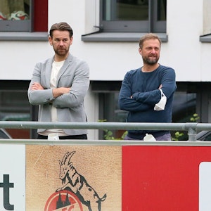 Thomas Kessler und Jörg Jakobs beobachten das Training beim 1. FC Köln.