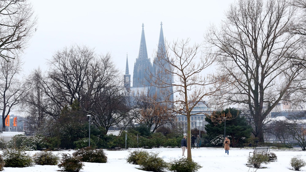 Köln: Schnee in Köln, Rheinpark Blick auf den Dom