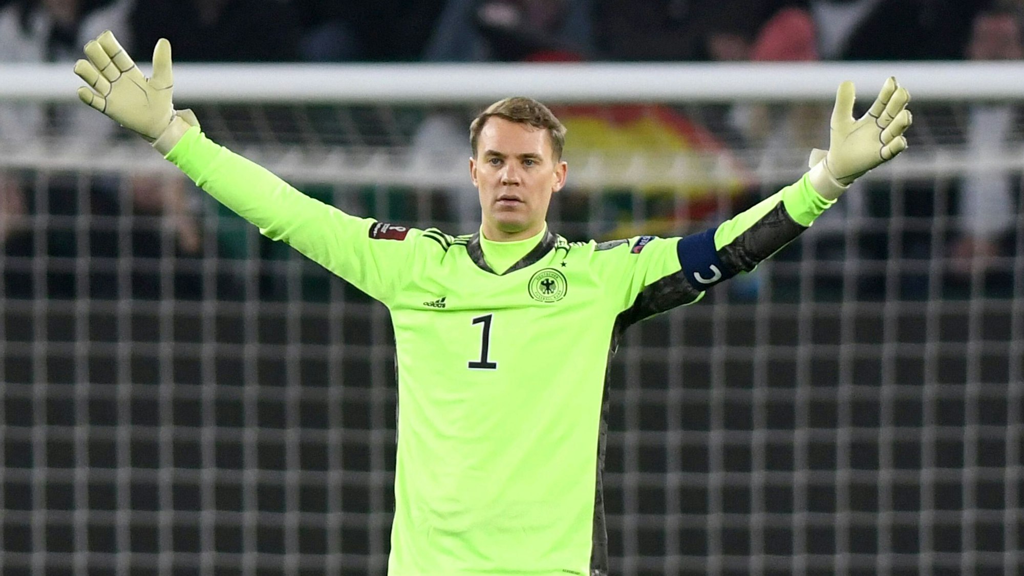  Deutschland gegen Liechtenstein 9:0, Manuel Neuer breitet seine Arme aus.