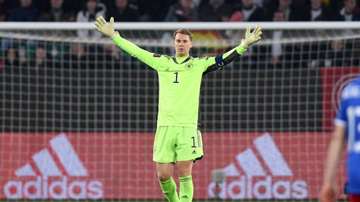  Deutschland gegen Liechtenstein 9:0, Manuel Neuer breitet seine Arme aus.