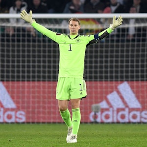 Deutschland gegen Liechtenstein 9:0, Manuel Neuer breitet seine Arme aus.