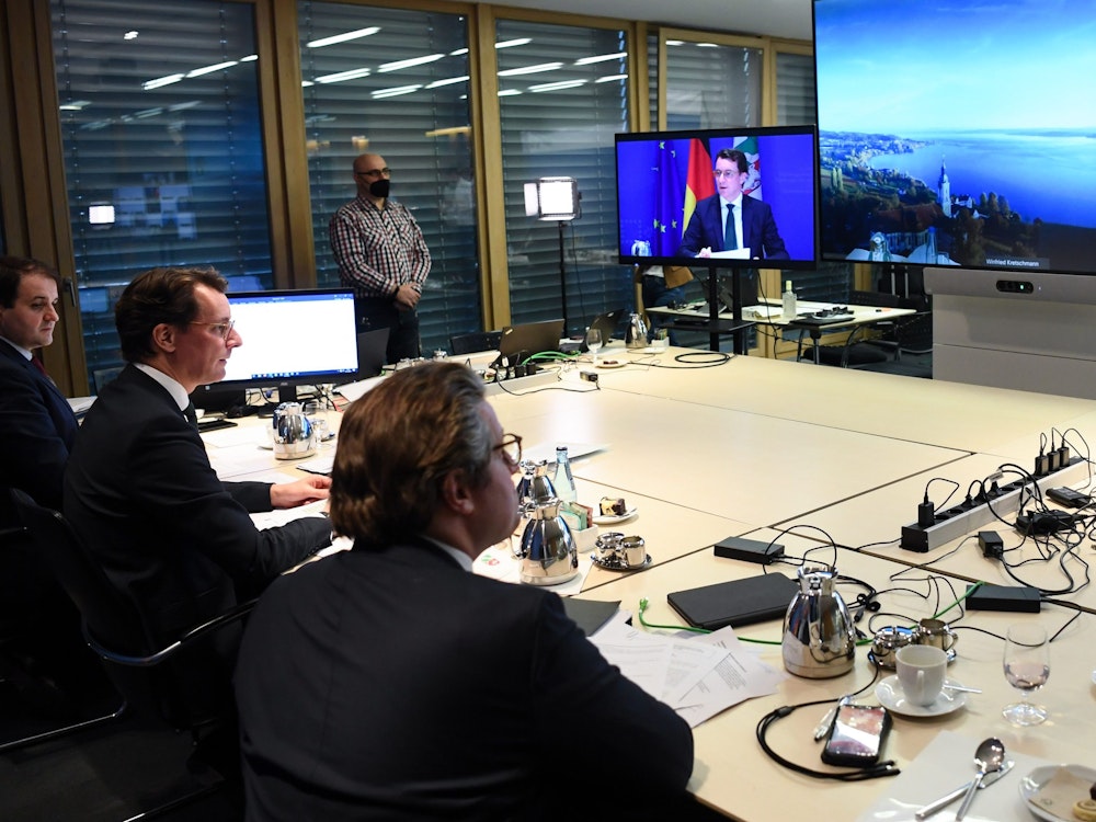 NRW-Ministerpräsident Hendrik Wüst nimmt in Berlin am Dienstag (21. Dezember) an dem digitalen Corona-Gipfel mit Kanzler Olaf Scholz und den anderen Länderchefs teil.