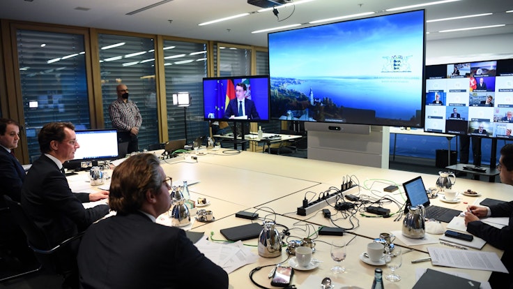 NRW-Ministerpräsident Hendrik Wüst nimmt in Berlin am Dienstag (21. Dezember) an dem digitalen Corona-Gipfel mit Kanzler Olaf Scholz und den anderen Länderchefs teil.