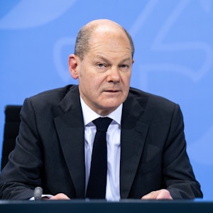 Bundeskanzler Olaf Scholz (SPD) äußert sich bei einer Pressekonferenz nach den Beratungen zur Corona-Pandemie zwischen der Bundesregierung und der Ministerpräsidentenkonferenz am Dienstagabend (21. Dezember).