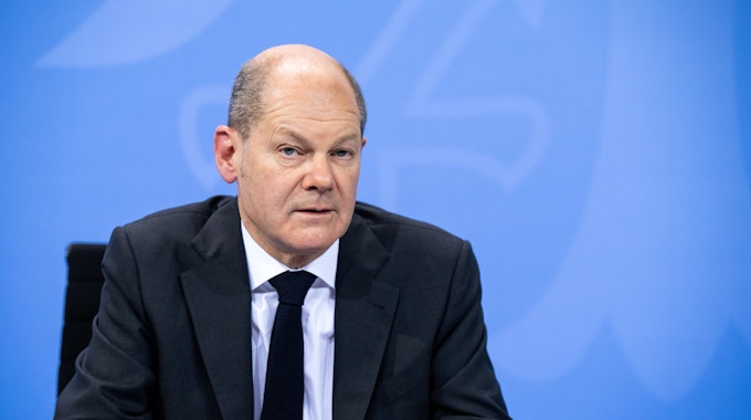 Bundeskanzler Olaf Scholz (SPD) äußert sich bei einer Pressekonferenz nach den Beratungen zur Corona-Pandemie zwischen der Bundesregierung und der Ministerpräsidentenkonferenz am Dienstagabend (21. Dezember).