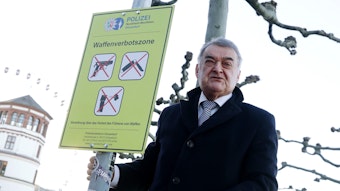 Düsseldorf: NRW-Innenminister Herbert Reul (CDU)  befestigt auf der Düsseldorfer Rheinufer Promenade ein Schild zur Waffenverbotszone.