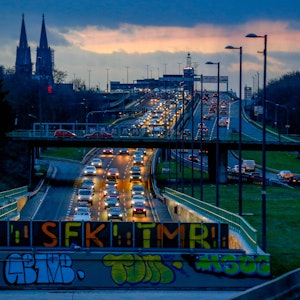 Köln: Blick Richtung Dom und Innenstadt auf den neuausgebauten Autobahntunnel der B55a in Köln Kalk.