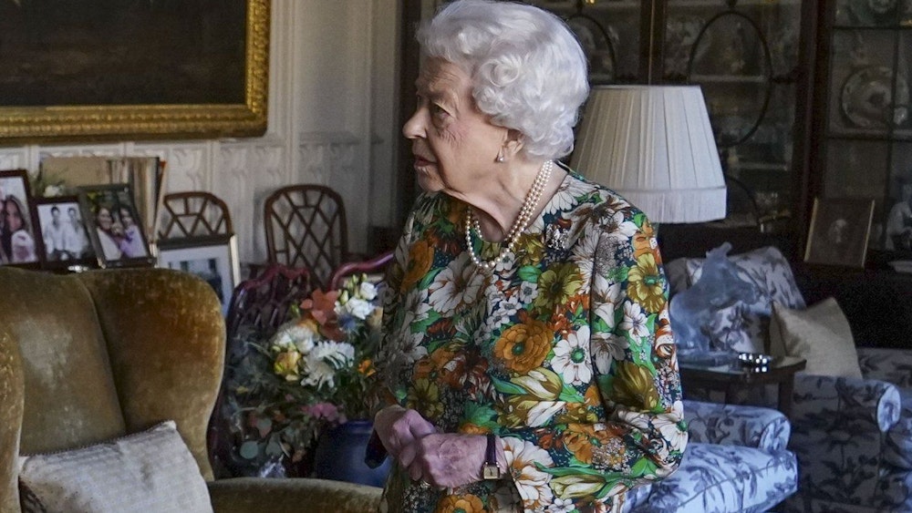 Königin Elizabeth II. (hier Mitte November im Oak Room auf Schloss Windsor) muss den nächsten Corona-Fall in ihrer Familie verkraften.