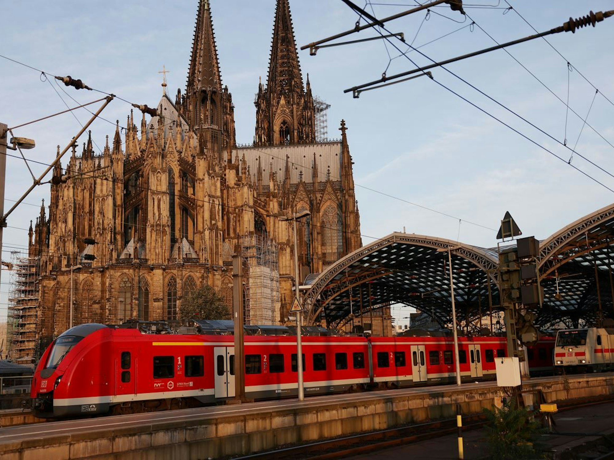 Ein Regionalzug fährt aus dem Hauptbahnhof in Köln.