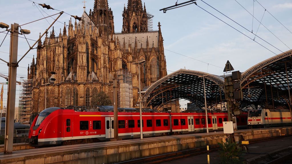 Ein Regionalzug fährt aus dem Hauptbahnhof in Köln.