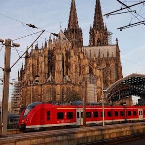 Ein Regionalzug fährt am 25. August 2021 aus dem Hauptbahnhof in Köln.