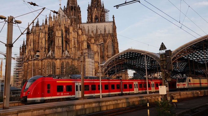 Ein Regionalzug fährt am 25. August 2021 aus dem Hauptbahnhof in Köln.