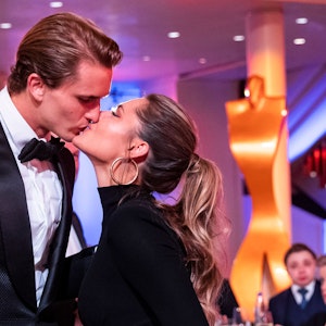 Alexander Zverev (l) küsst nach der Ehrung der «Sportler des Jahres 2021» Freundin Sophia Thomalla