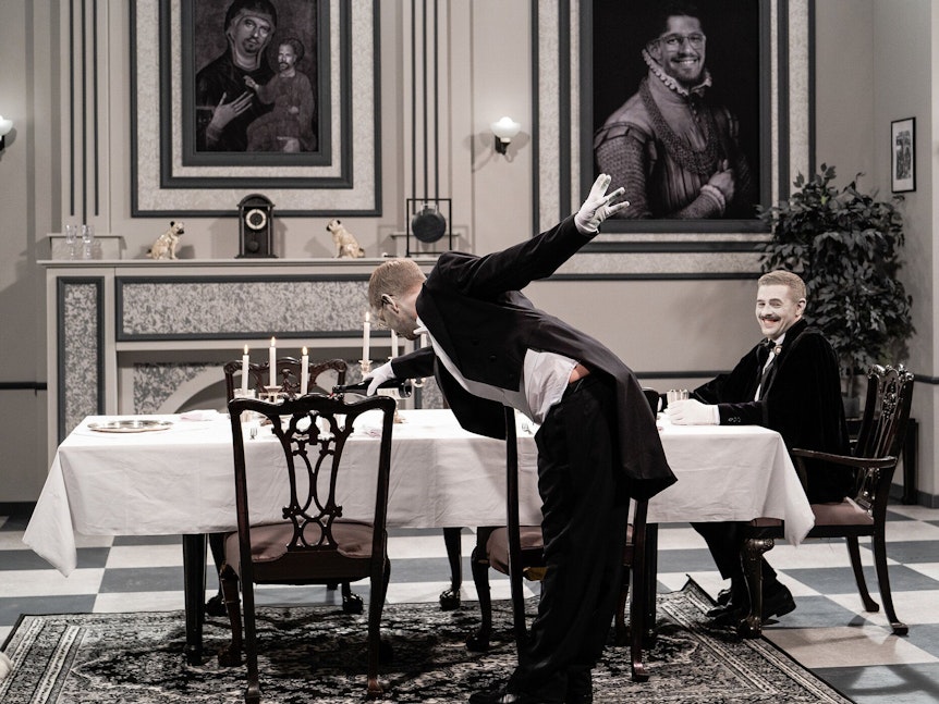 Auf dem Foto sieht man die Kulisse von „Dinner for one“ und Joko sowie Klaas in ihren Rollen als Butler und Hausherrin.