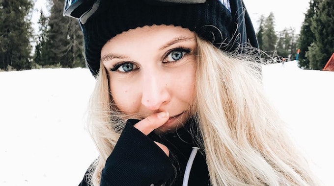 Die finnische Influencerin Sanni Oksanenposiert für ein Selfie