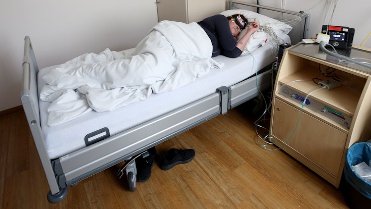 2020: Eine Schlafpatientin liegt im Schlaflabor der Kliniken Essen-Mitte im Bett. Die Angst vor einer Corona-Ansteckung raubt vor allem Menschen mit gesundheitlichen Risiko-Faktoren vielfach den Schlaf.