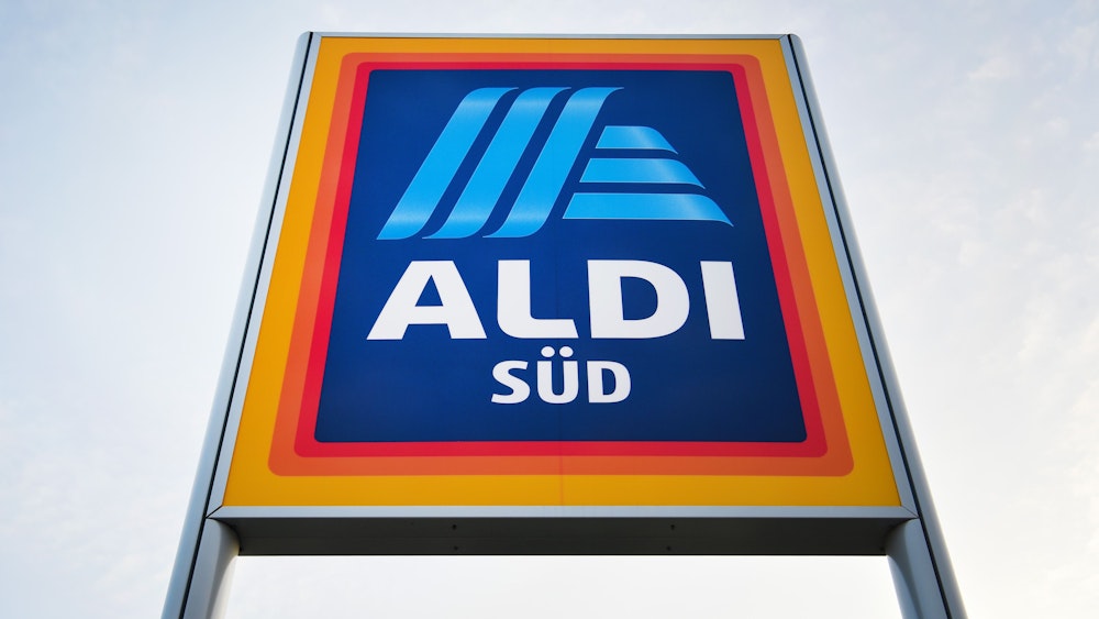 Ein Schild mit dem Logo des Discounters Aldi Süd.