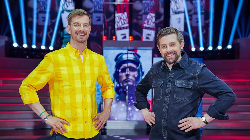 Die Entertainer Joko Winterscheidt (links) und Klaas Heufer-Umlauf stehen in der Kulisse ihrer ProSieben-Show „Joko &amp; Klaas gegen ProSieben“.