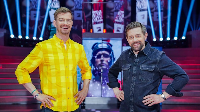 Die Entertainer Joko Winterscheidt (links) und Klaas Heufer-Umlauf stehen in der Kulisse ihrer ProSieben-Show „Joko & Klaas gegen ProSieben“.