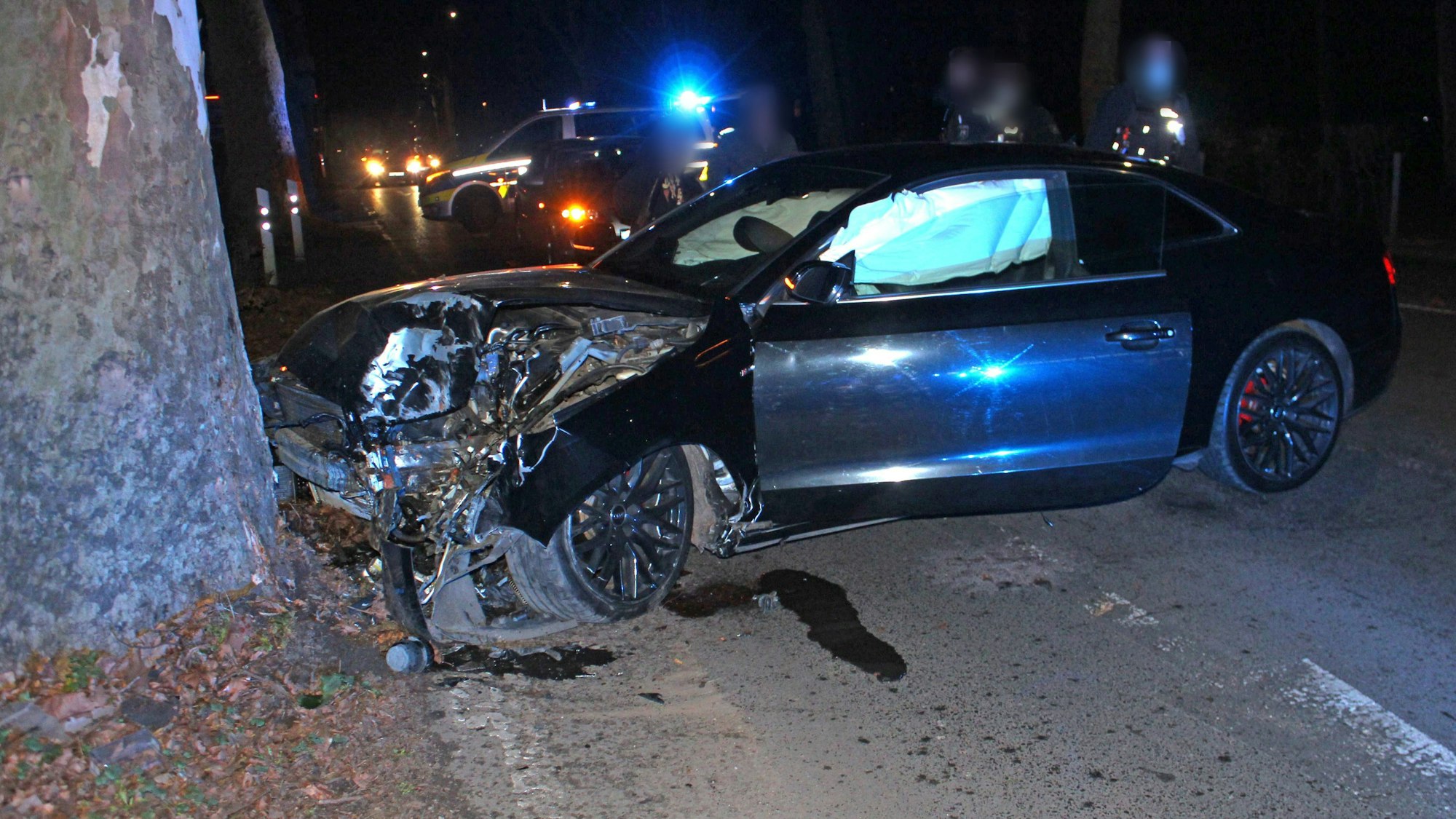 Ein zerstörtes Auto steht nach einem Unfall an einem Baum. Nach dem Verkehrsunfall in Duisburg hatte ein 18-Jähriger vor dem Unfallwagen für Fotos posiert, obwohl die anderen Insassen verletzt worden waren.