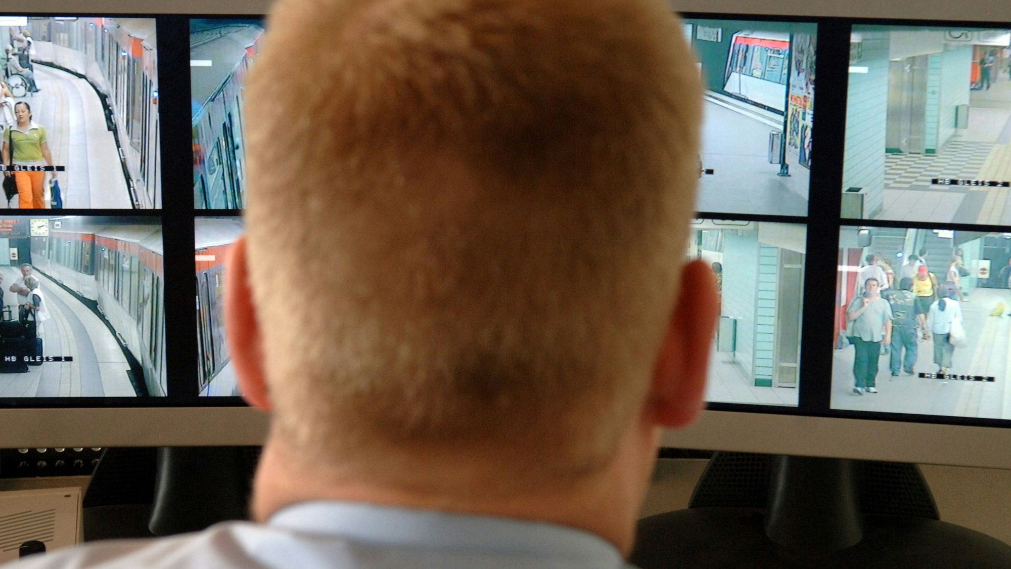 Das Symbolbild zeigt einen Mitarbeiter vor Bildschirmen. Das Foto wurde im Juli 2005 in Hamburg aufgenommen.