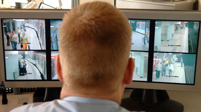 Das Symbolbild zeigt einen Mitarbeiter vor Bildschirmen. Das Foto wurde im Juli 2005 in Hamburg aufgenommen.