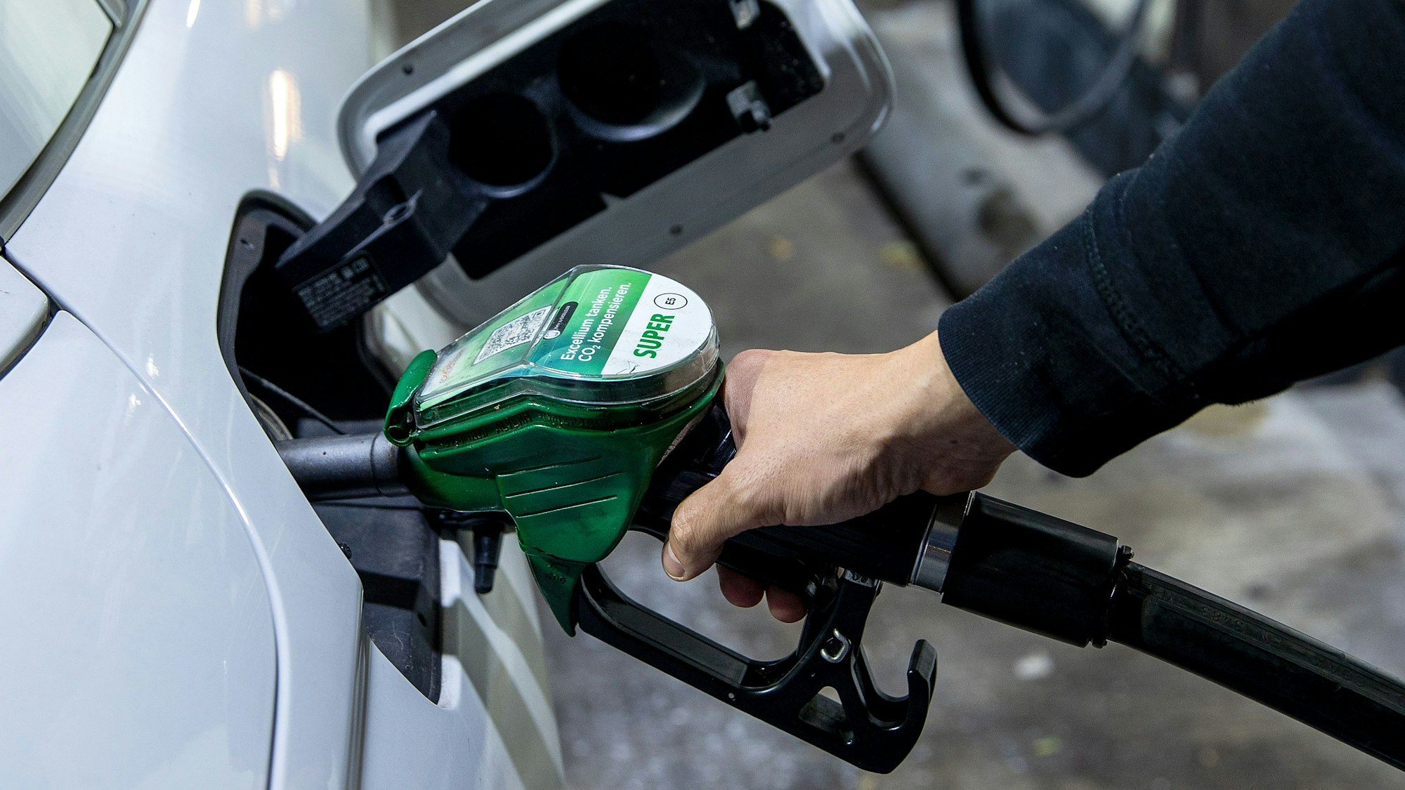 Ein Autofahrer tankt ein Auto mit Benzin Super E5 an einer Tankstelle des Mineralölkonzerns Total. Das Symbolbild wurde am 11. Oktober 2021 aufgenommen.
