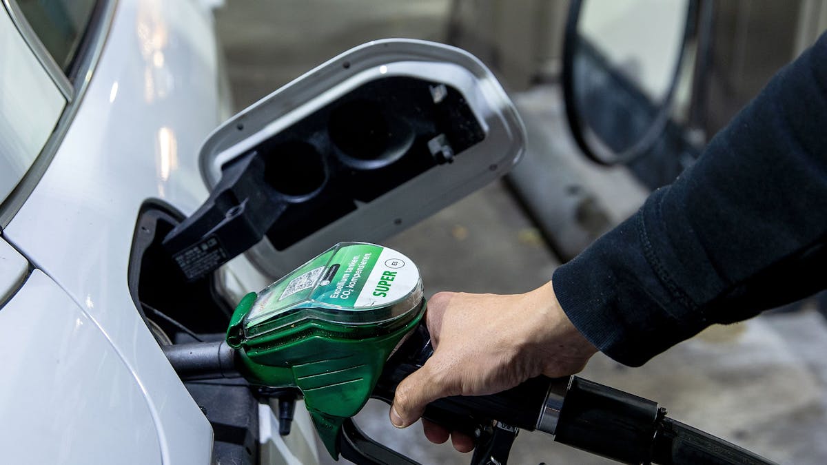 Ein Autofahrer tankt ein Auto mit Benzin Super E5 an einer Tankstelle des Mineralölkonzerns Total. Das Symbolbild wurde am 11. Oktober 2021 aufgenommen.