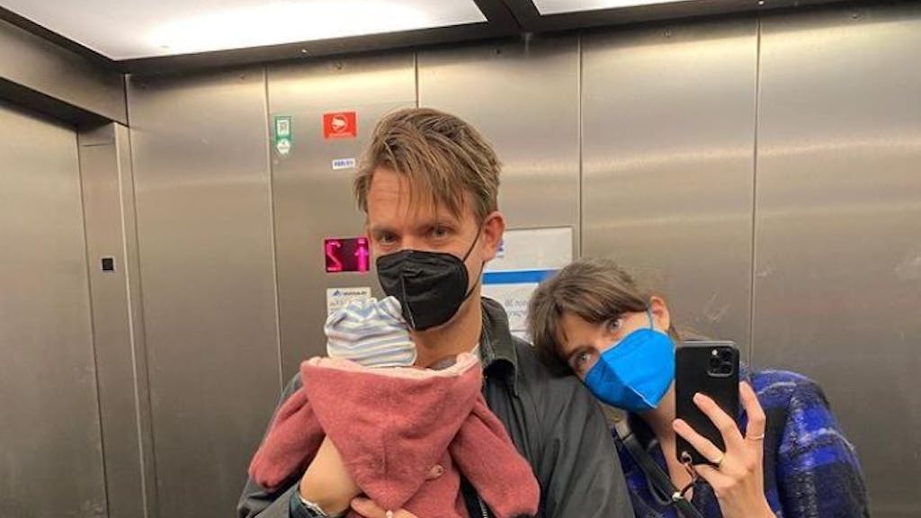 Sebastian Tigges und Marie Nasemann auf einem Selfie vom 22. Dezember 2021 mit ihrem gemeinsamen Kind. +++ Screenshot zum Zweck der Berichterstattung erstellt am 23. Dezember 2021.&nbsp;