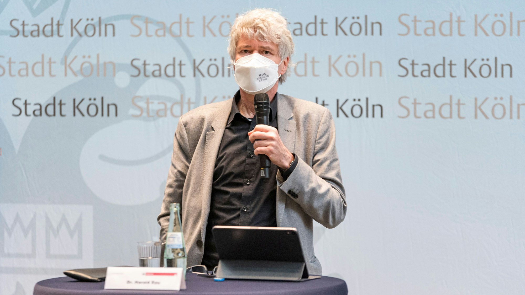 Harald Rau hält eine Rede auf der Krisenstab Pressekonferenz.
